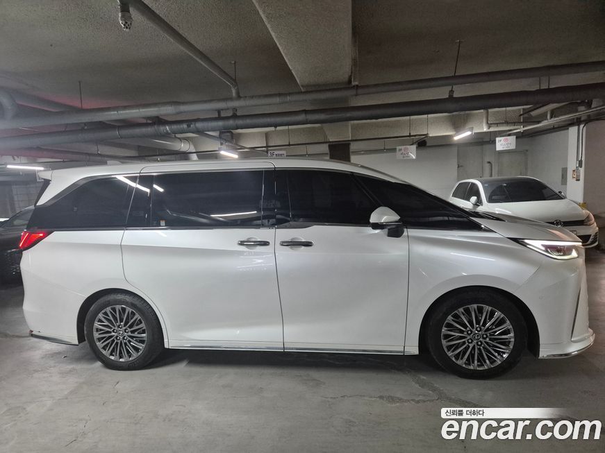 Lexus LM 2025
