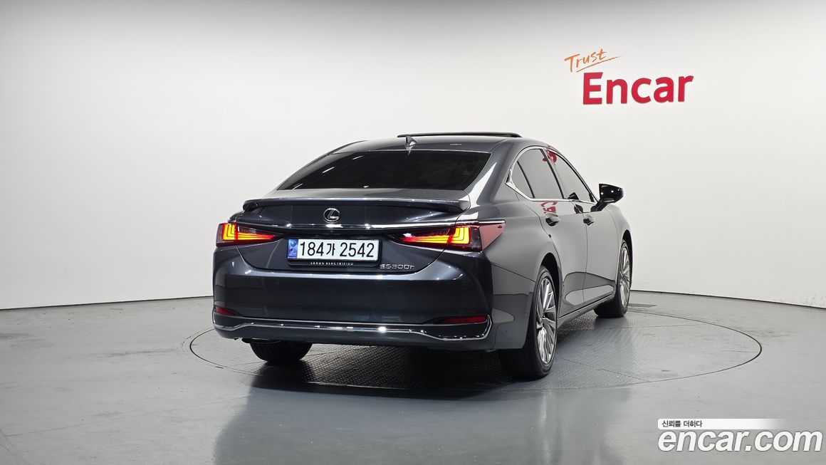 Lexus ES 2025