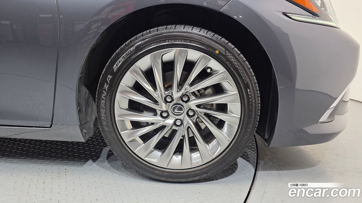 Lexus ES 2025