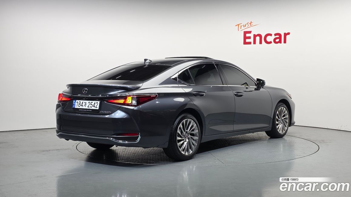 Lexus ES 2025