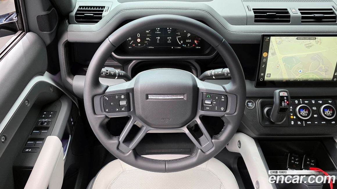 Land Rover Defender 2025