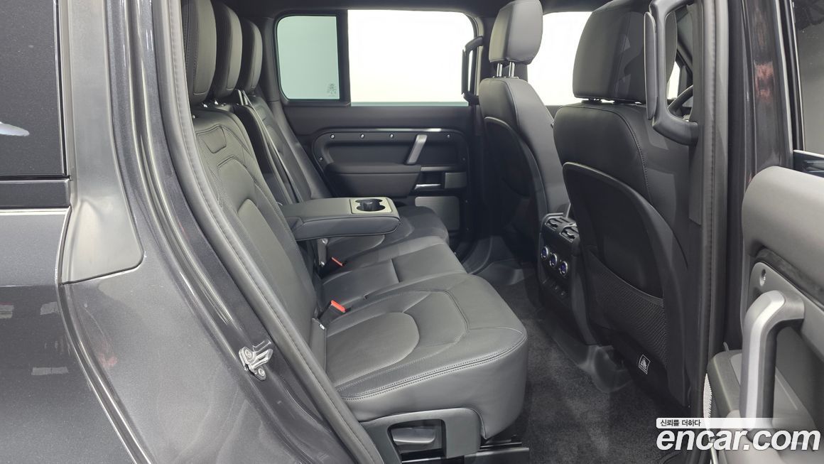 Land Rover Defender 2024