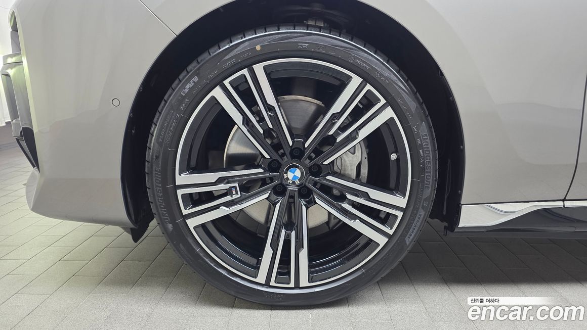 BMW i7 2025