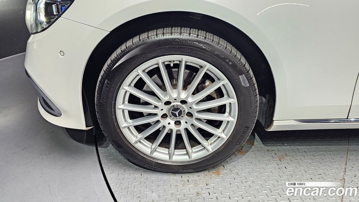 Mercedes-Benz E-Class 2023