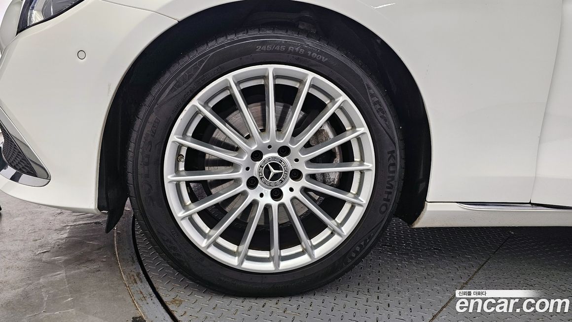 Mercedes-Benz E-Class 2022