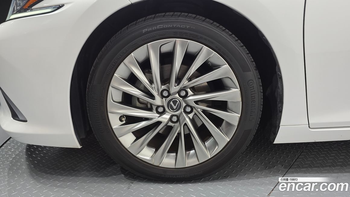 Lexus ES 2019