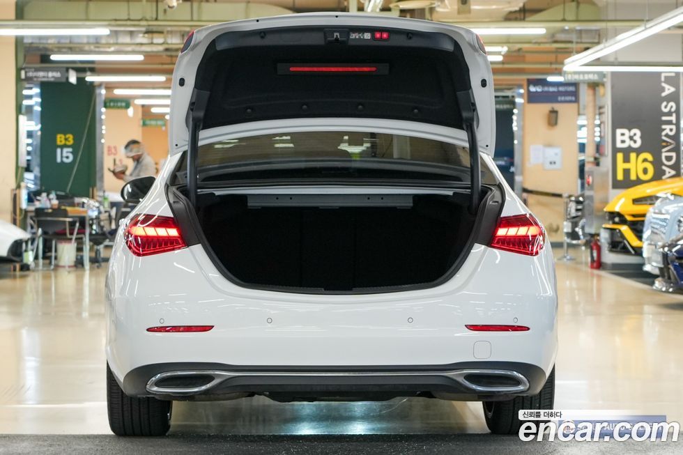 Mercedes-Benz C-Class 2024