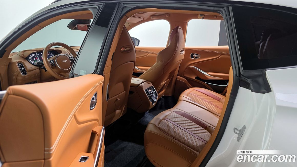 Astonmartin DBX 2023