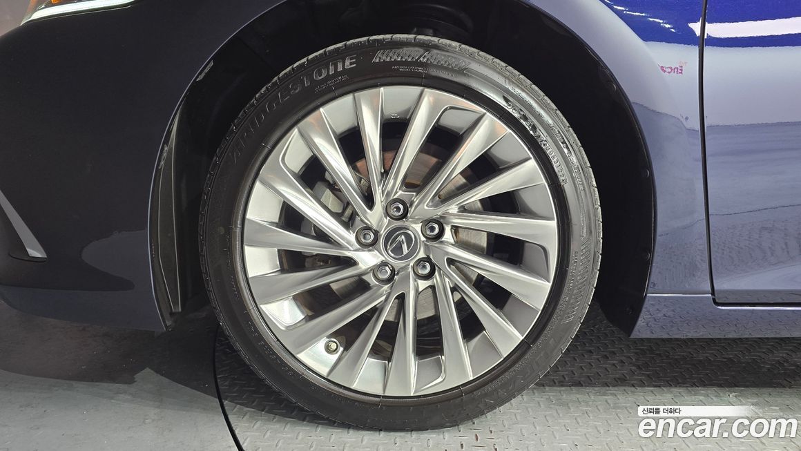 Lexus ES 2023