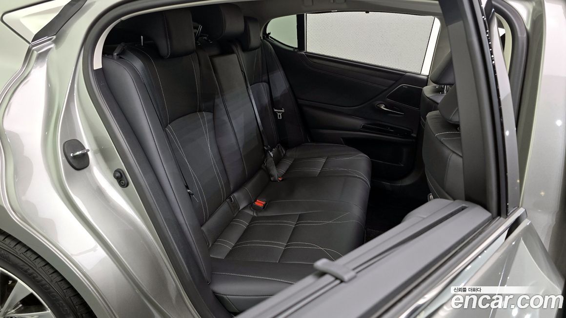 Lexus ES 2025