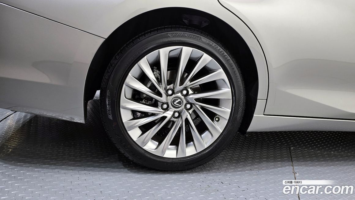 Lexus ES 2025