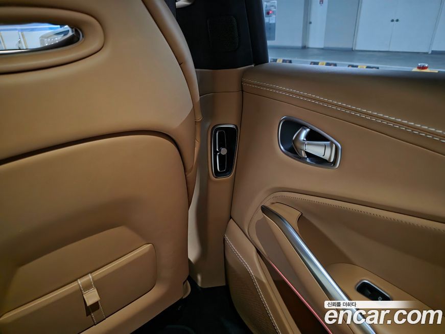 Astonmartin DBX 2021