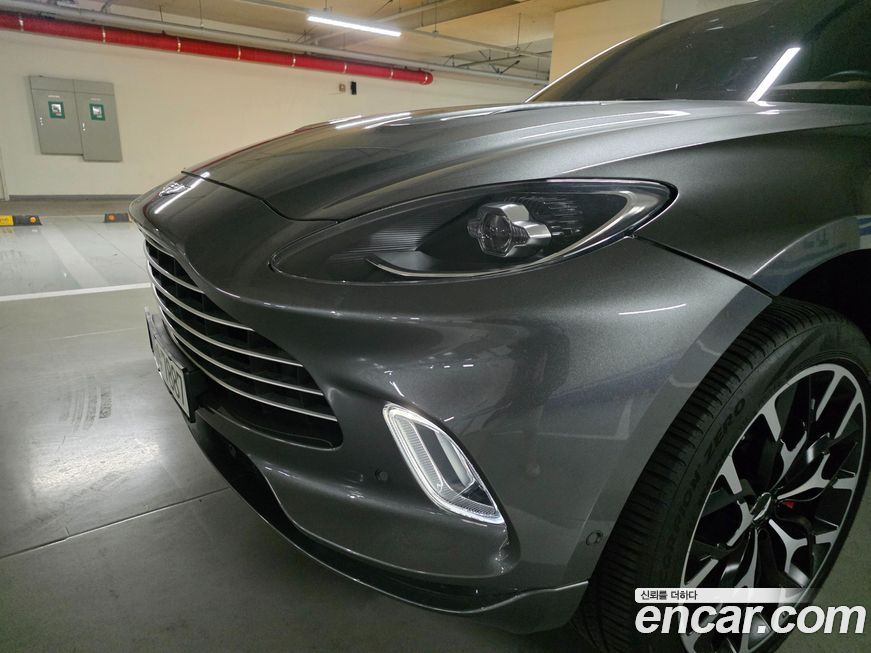 Astonmartin DBX 2021