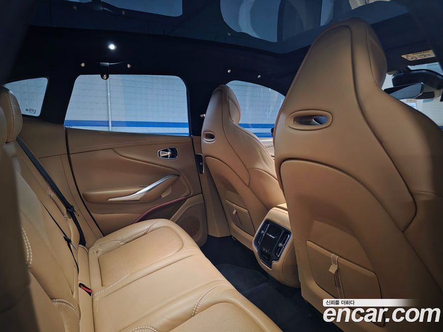 Astonmartin DBX 2021