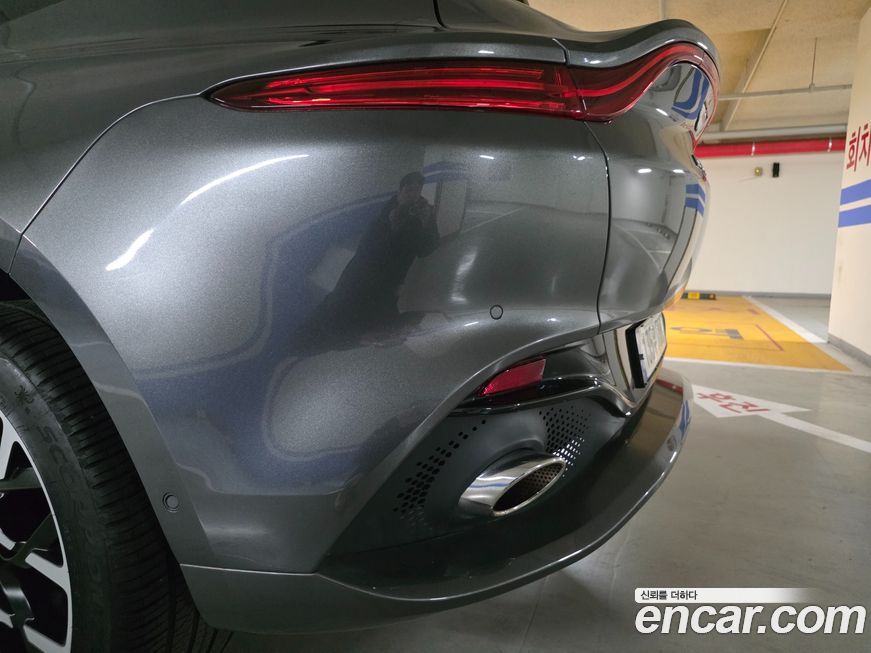 Astonmartin DBX 2021