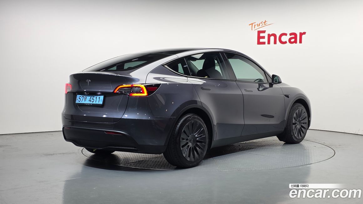 Tesla Model Y 2024