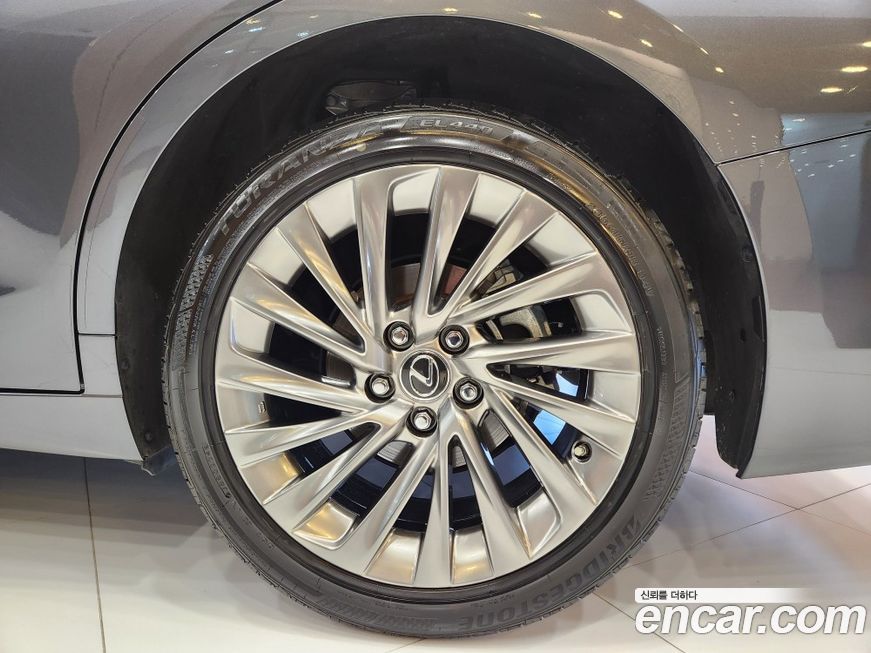 Lexus ES 2025