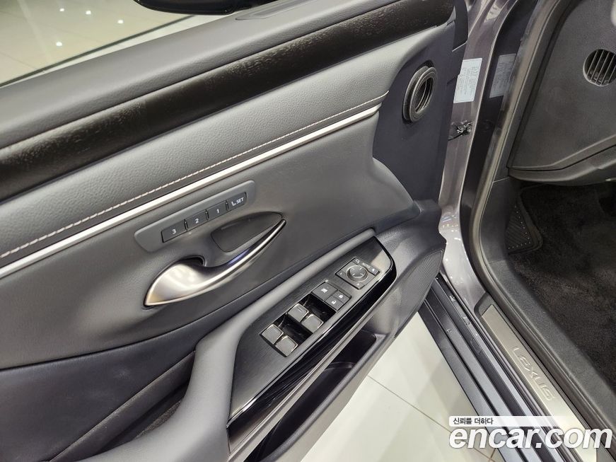 Lexus ES 2025