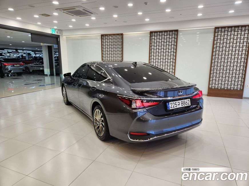 Lexus ES 2025