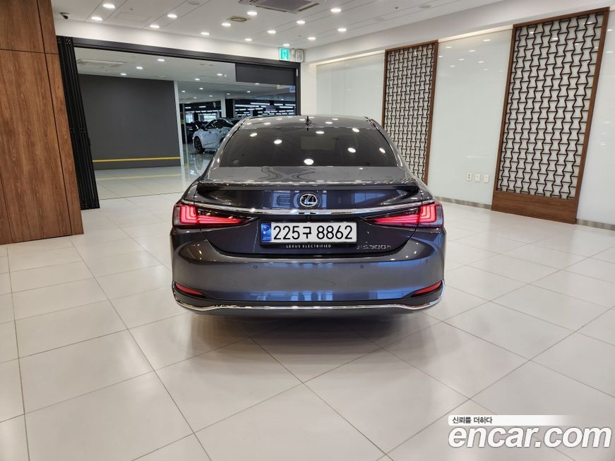Lexus ES 2025