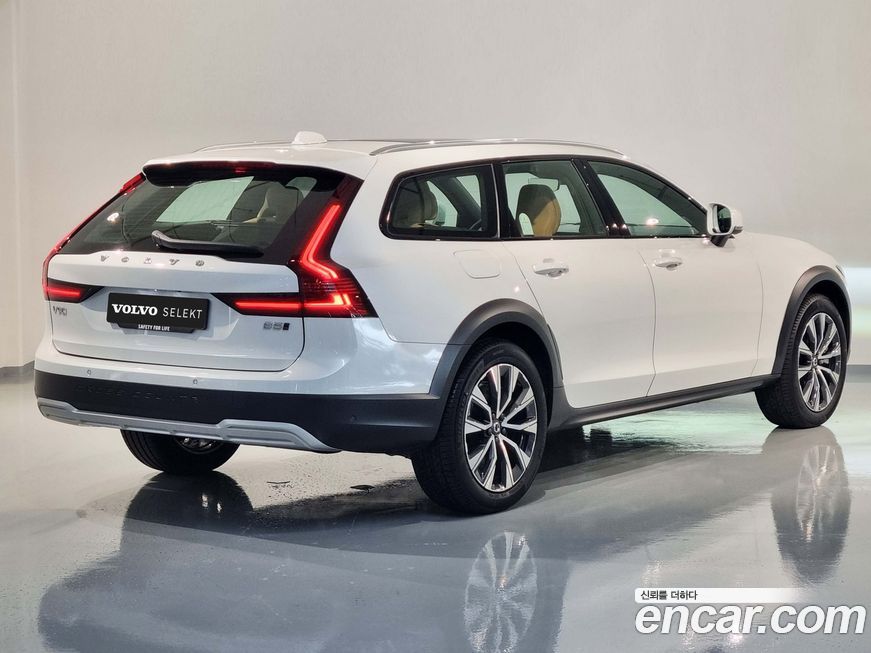 Volvo V90 2025