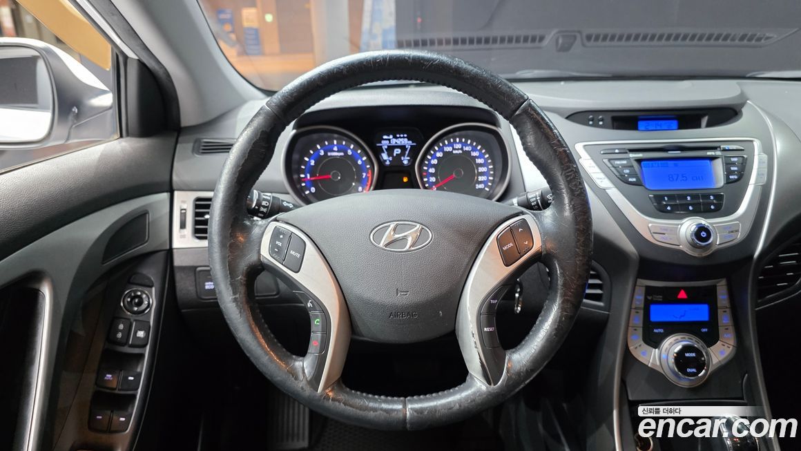 Hyundai AVANTE 2012