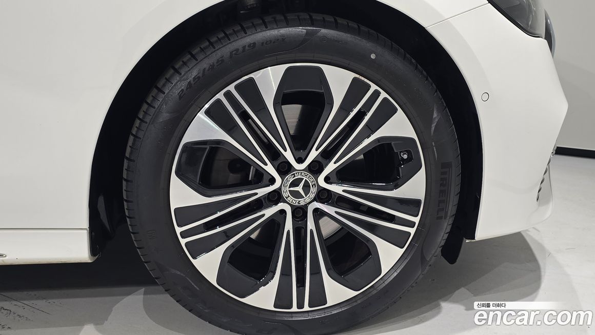 Mercedes-Benz E-Class 2024