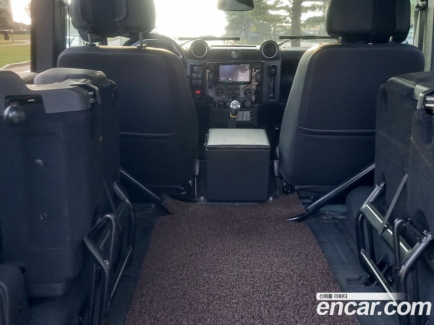 Land Rover Defender 2010