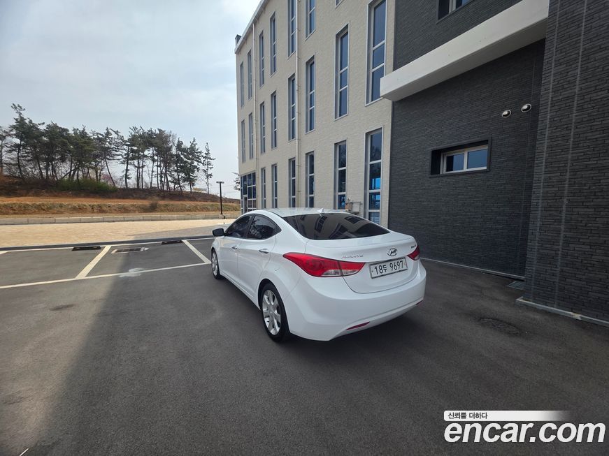 Hyundai AVANTE 2011