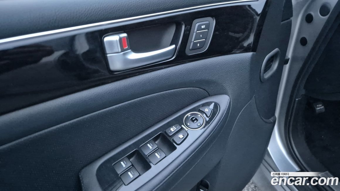 Hyundai Genesis 2012