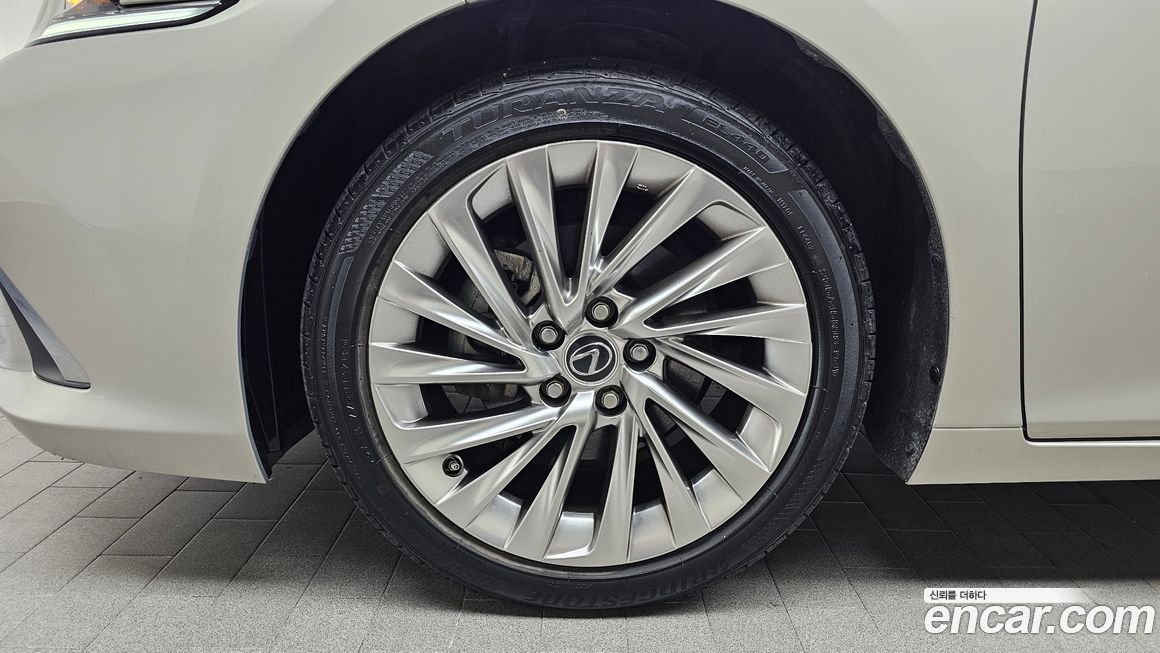 Lexus ES 2020