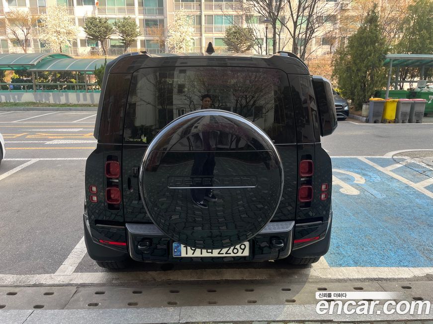 Land Rover Defender 2025