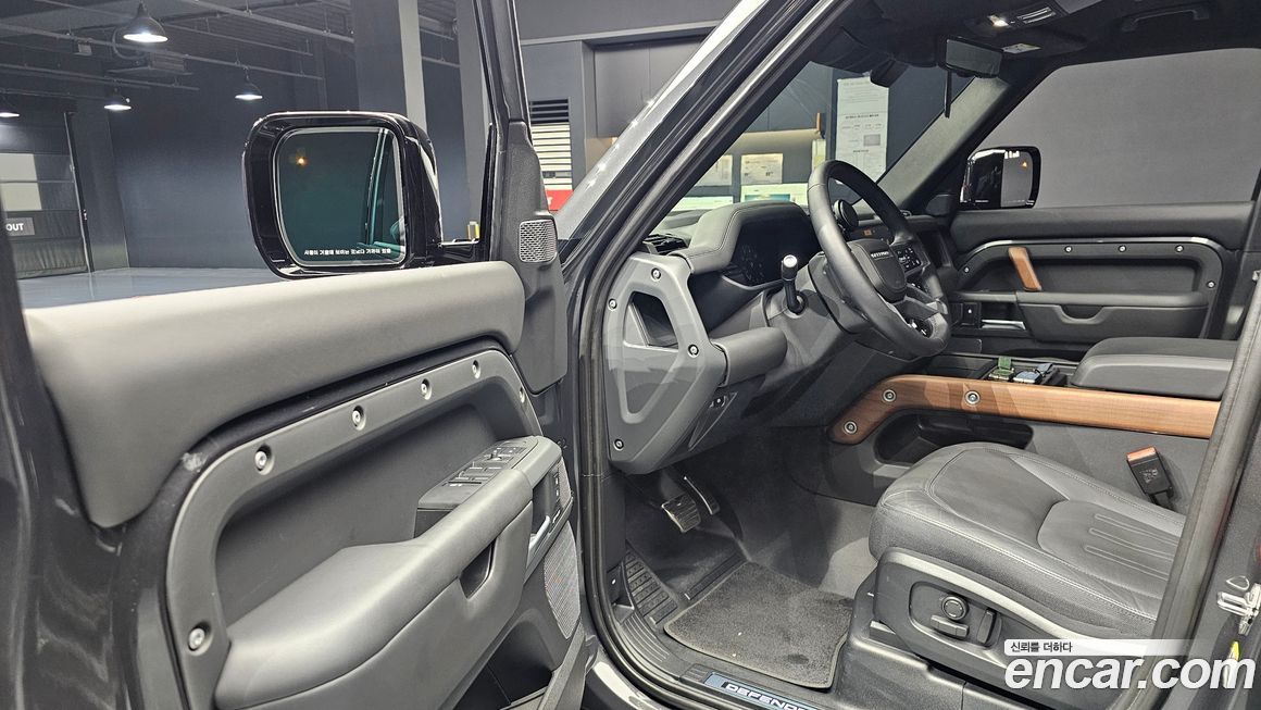Land Rover Defender 2024