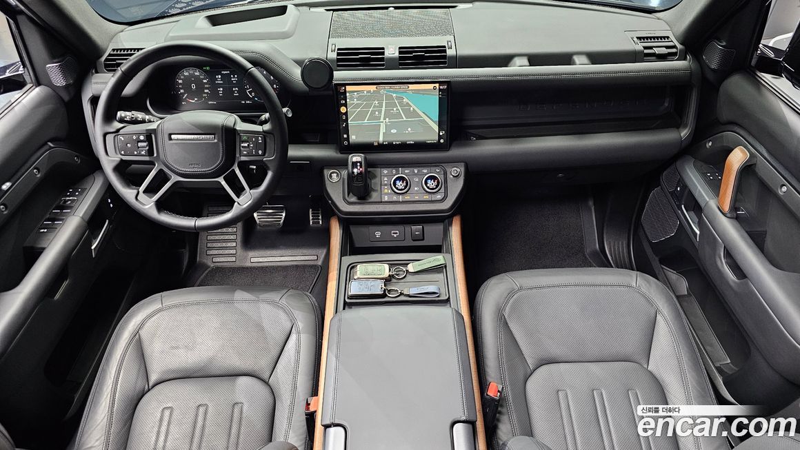 Land Rover Defender 2024