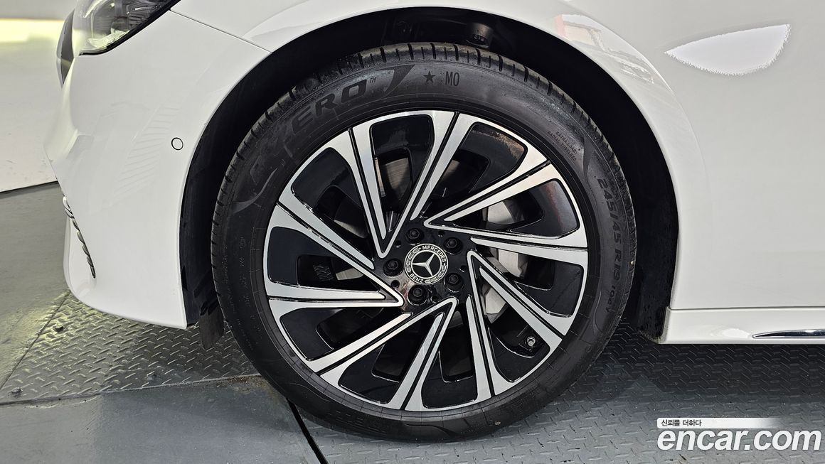 Mercedes-Benz E-Class 2025