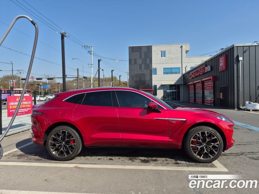 Astonmartin DBX 2021