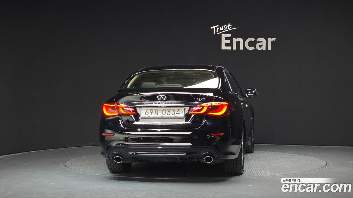 Infiniti Q70 2016