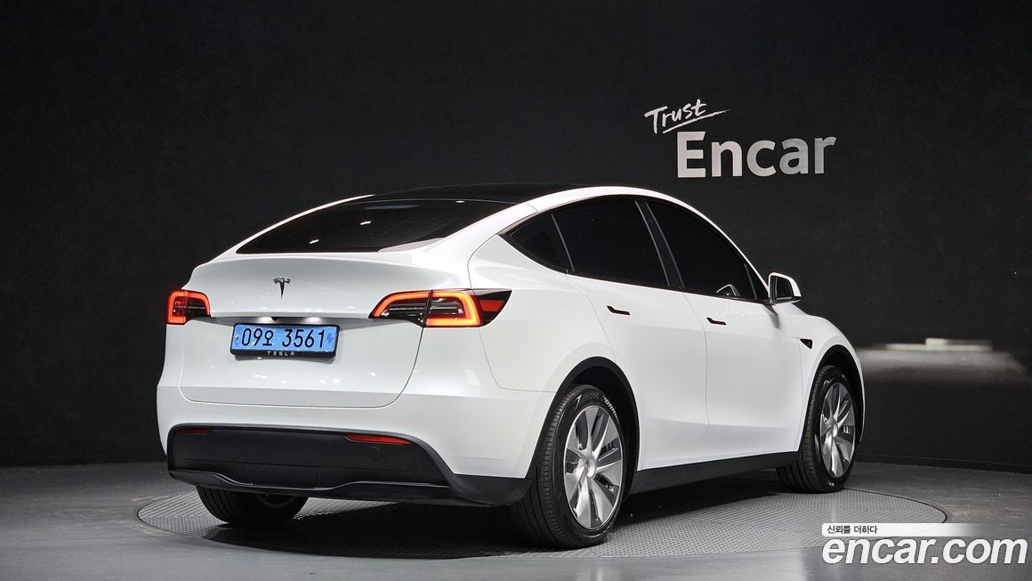 Tesla Model Y 2024