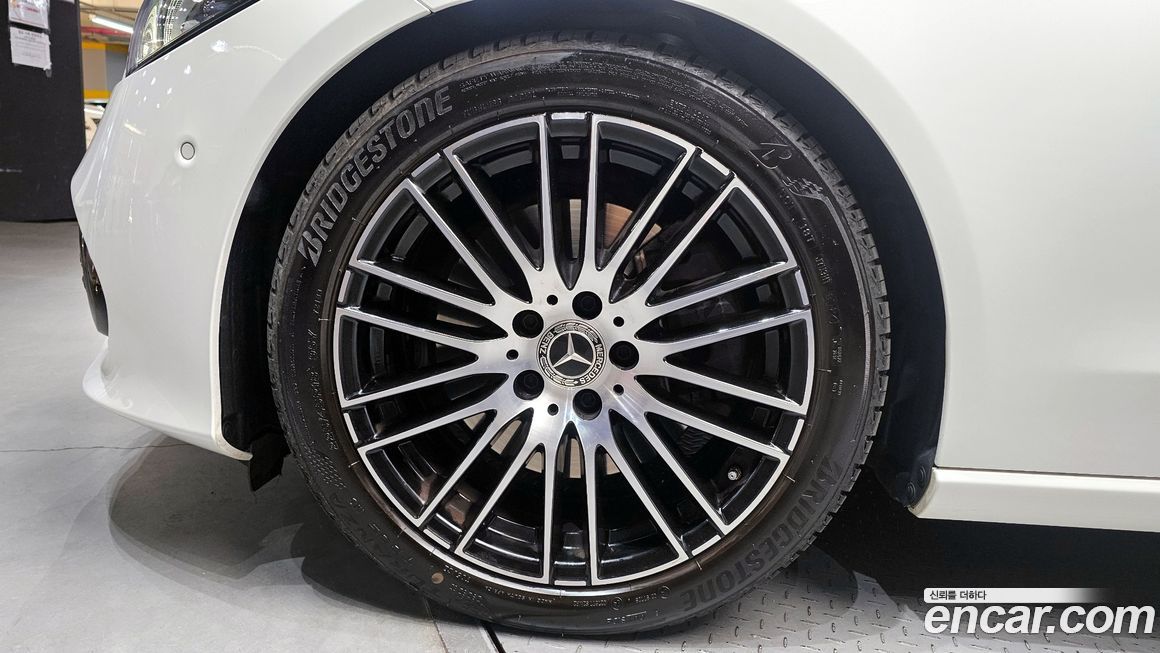 Mercedes-Benz C-Class 2024