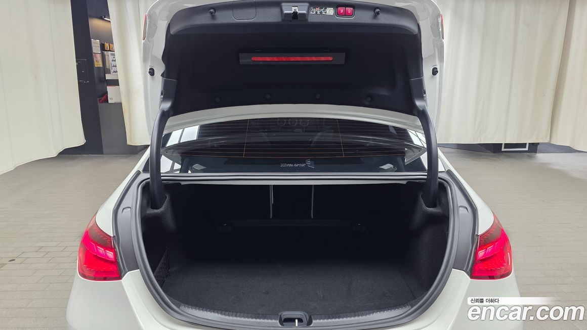 Mercedes-Benz C-Class 2025