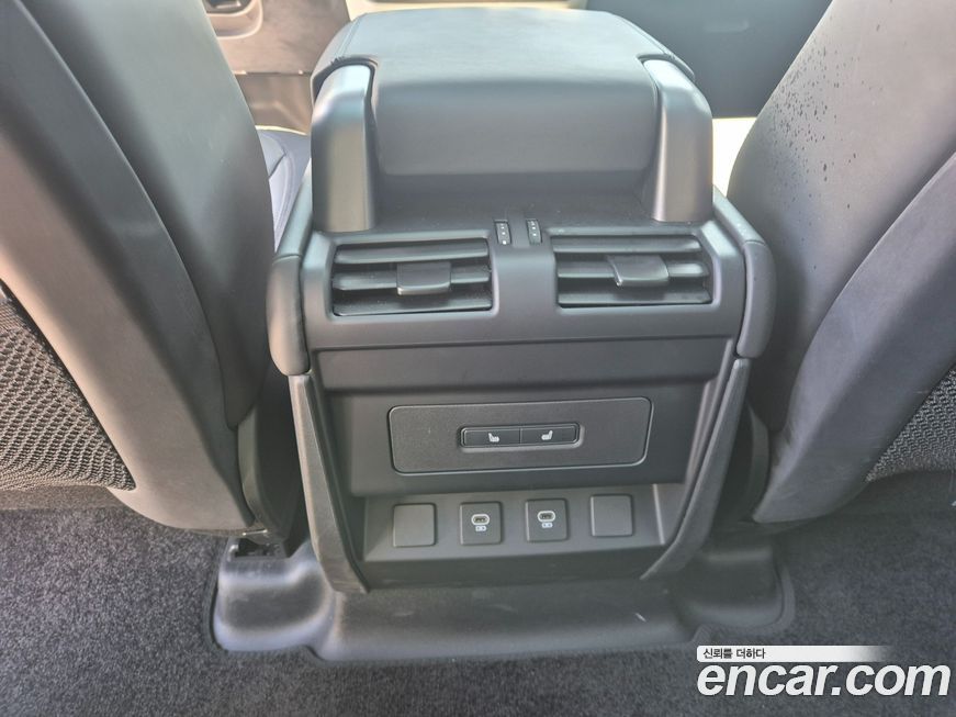Land Rover Defender 2024