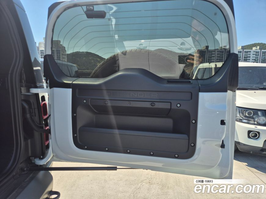 Land Rover Defender 2024