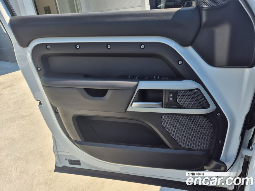 Land Rover Defender 2024