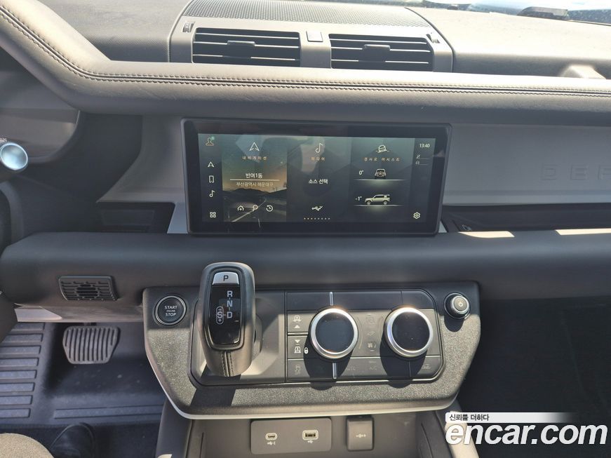 Land Rover Defender 2024
