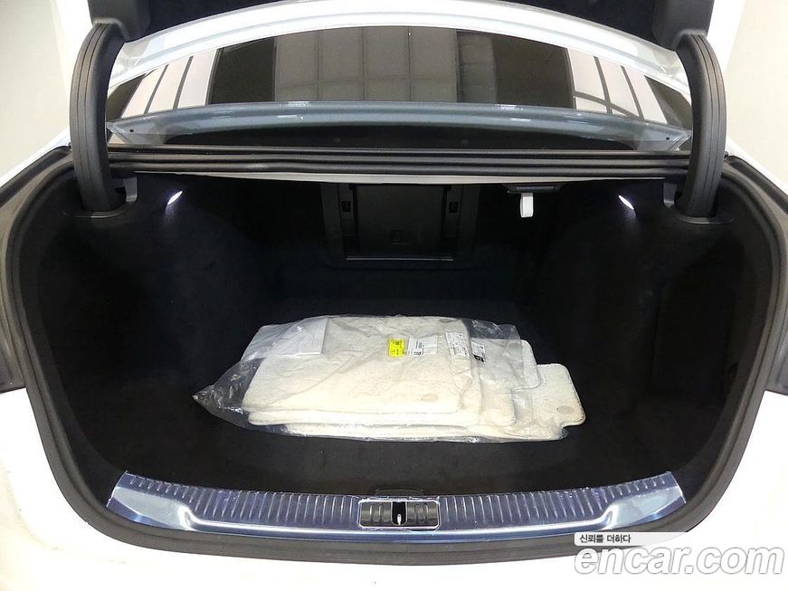 Mercedes-Benz S-Class 2024