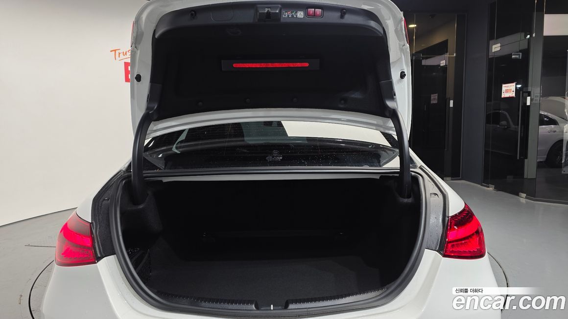 Mercedes-Benz C-Class 2025