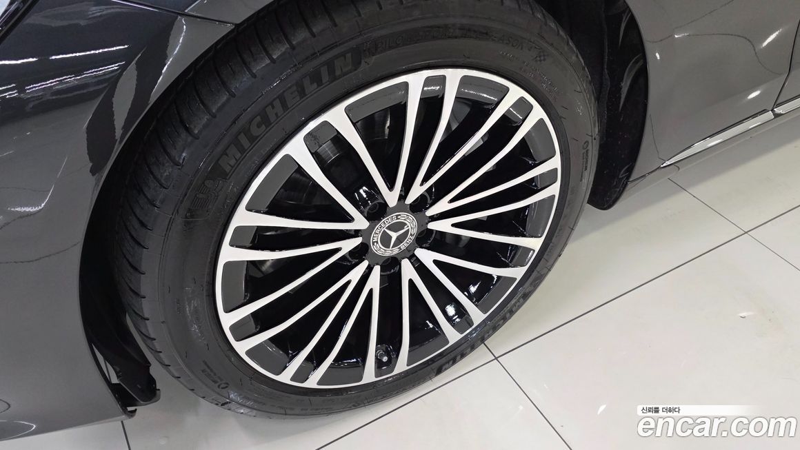 Mercedes-Benz S-Class 2025