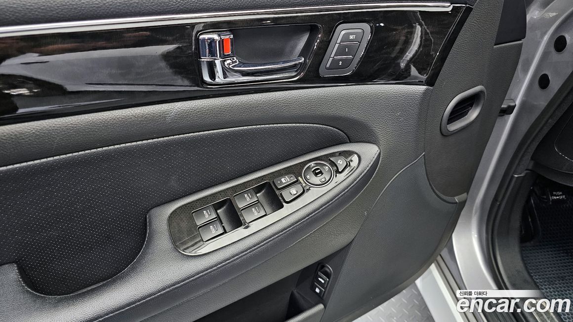 Hyundai Genesis 2012