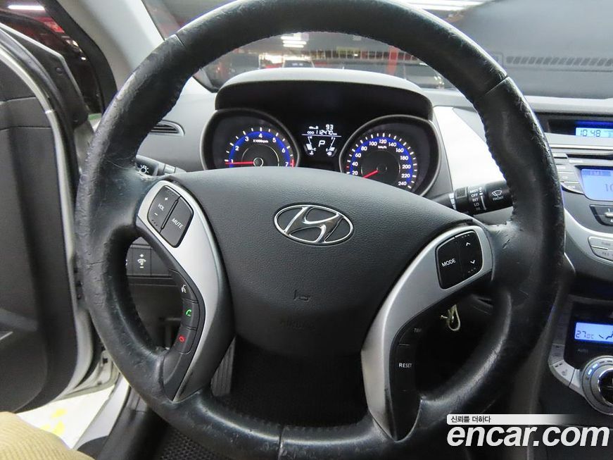Hyundai AVANTE 2012