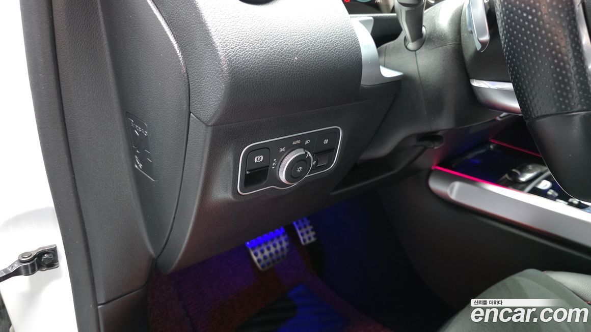 Mercedes-Benz GLB-Class 2023